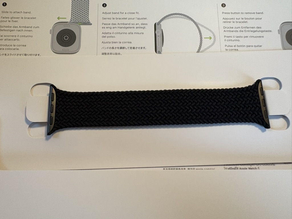 今回選んだ、Apple純正のブラックのブレイデッドソロループ。