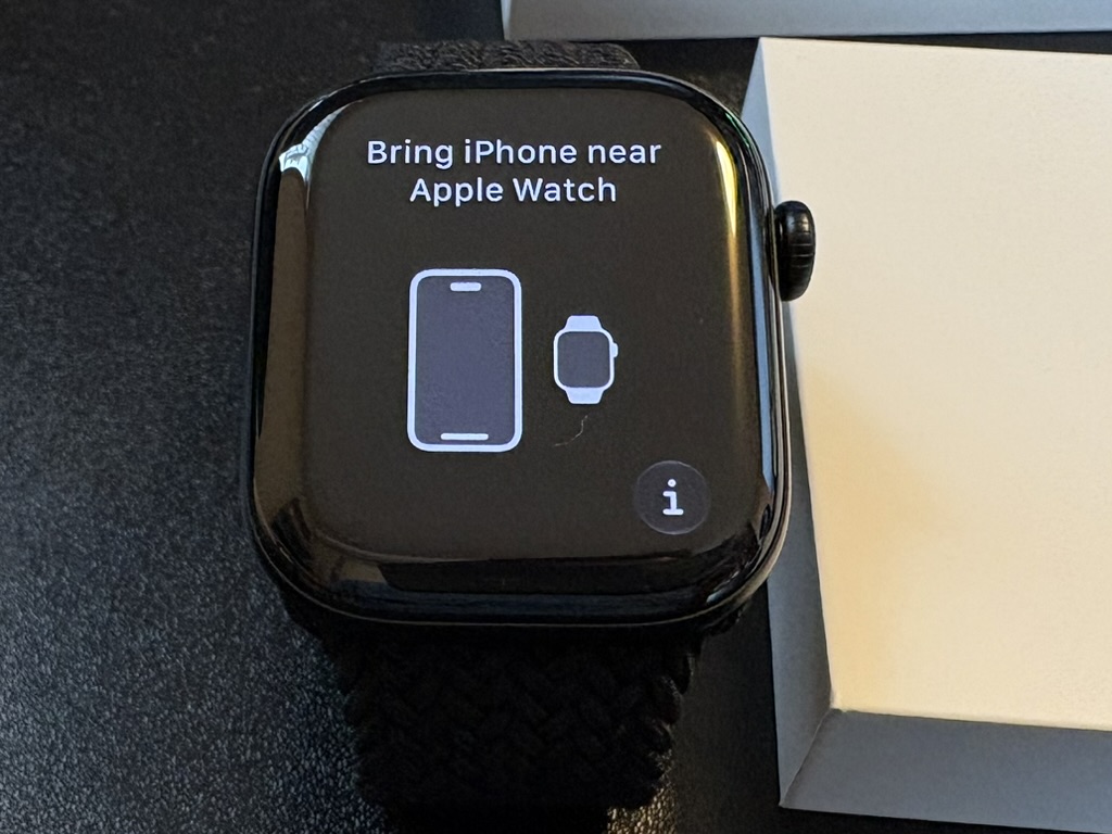 Apple Watch Series 12の初期設定画面。iPhoneを近づけるよう案内されています。